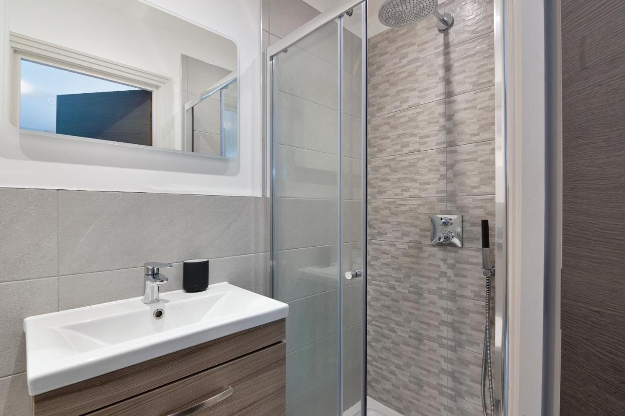 Spacious, 3 Bedroom, 2 Bathroom, Surbiton Екстер'єр фото