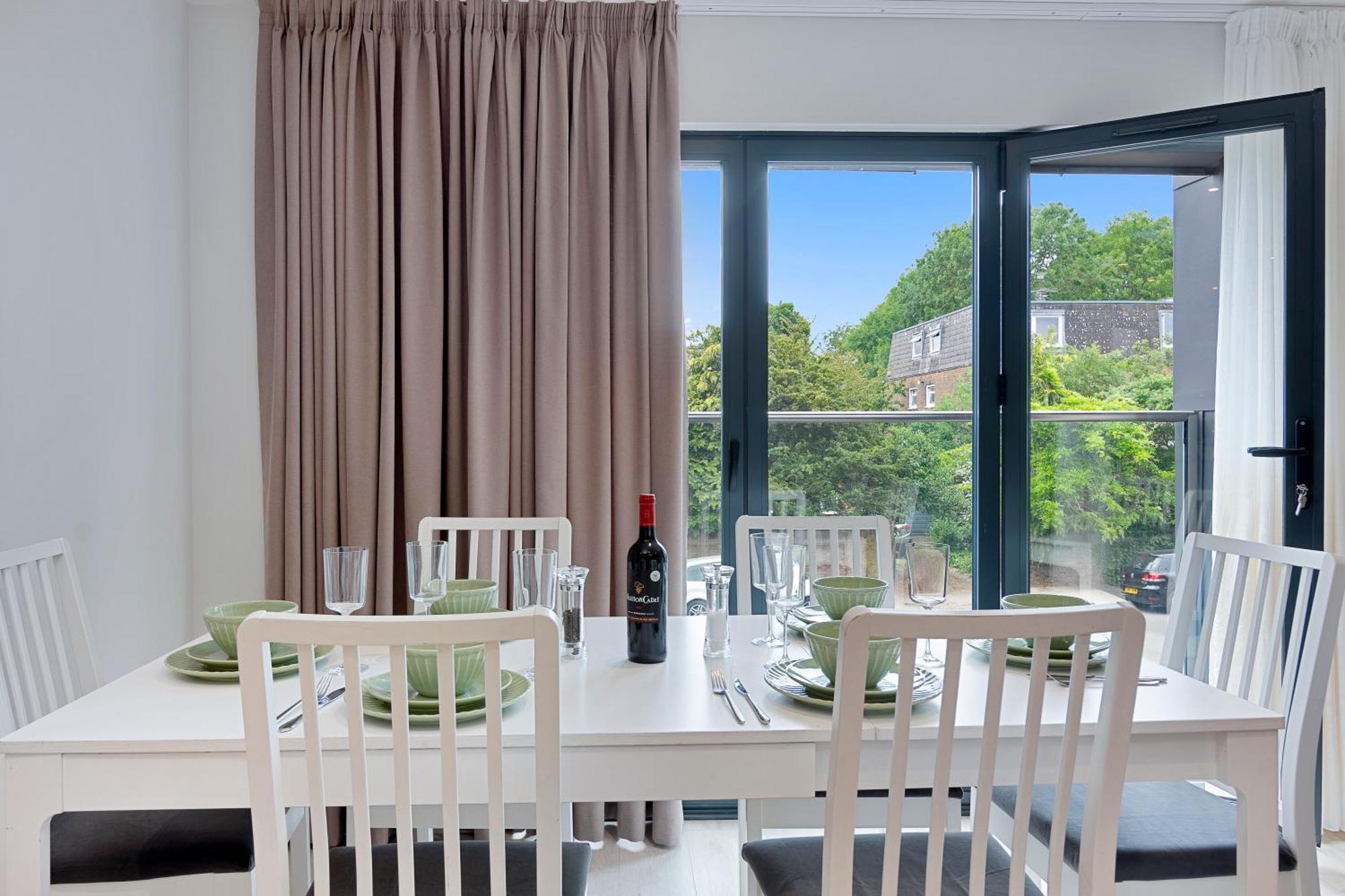 Spacious, 3 Bedroom, 2 Bathroom, Surbiton Екстер'єр фото